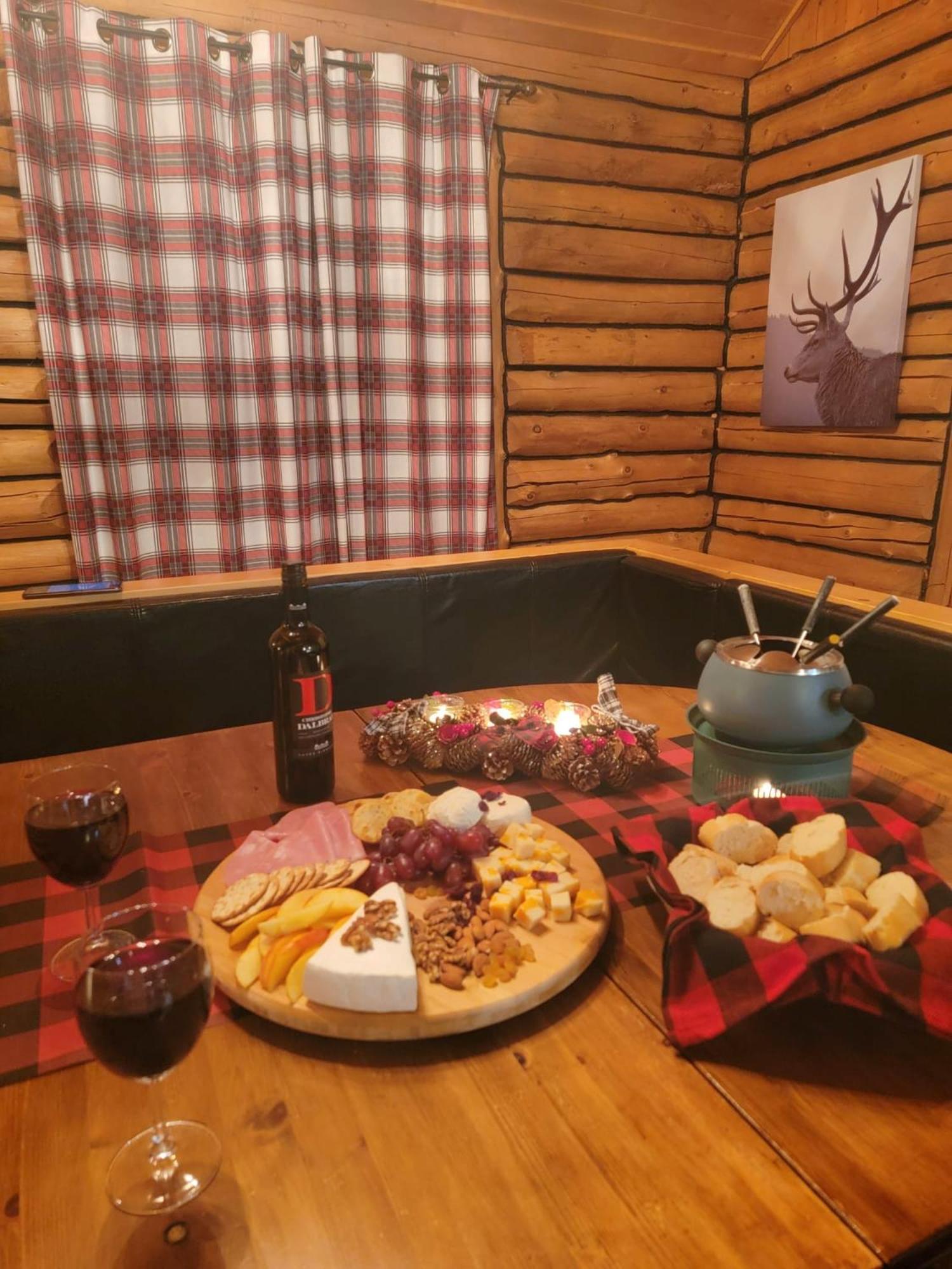 Cozy Log Holiday home La Minerve